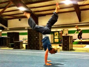 halber Handstand - Quelle: (c) Tina