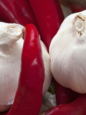 Knoblauch - Quelle: Horia Varlan, CC BY 2.0 (http://www.flickr.com/photos/horiavarlan/4268975906/)