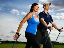 Nordic Walking Couple - Quelle: (c) Thomas_EyeDesign/iStockphoto.com