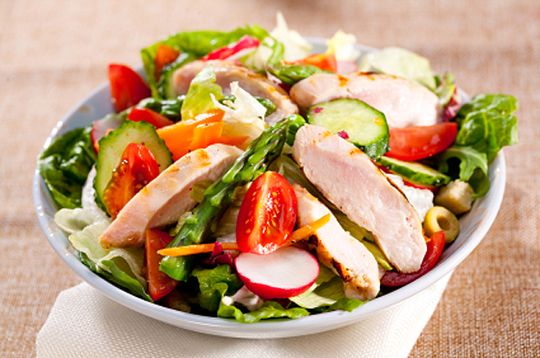 Salat und Hühnchenbrust - Quelle: (c) kivoart/iStockphoto.com