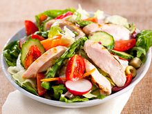 Salat und Hühnchenbrust - Quelle: (c) kivoart/iStockphoto.com