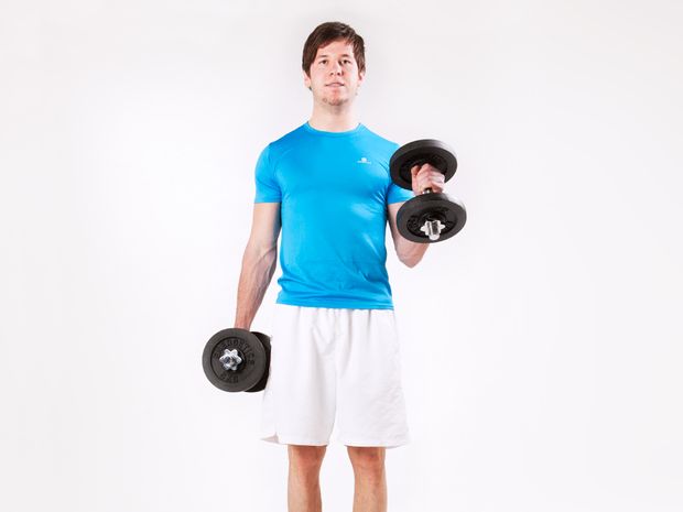 Hammer-Curls, stehend mit Kurzhanteln