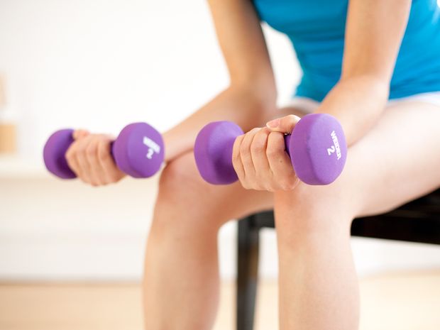 Unterarm-Curls im Untergriff mit Kurzhanteln