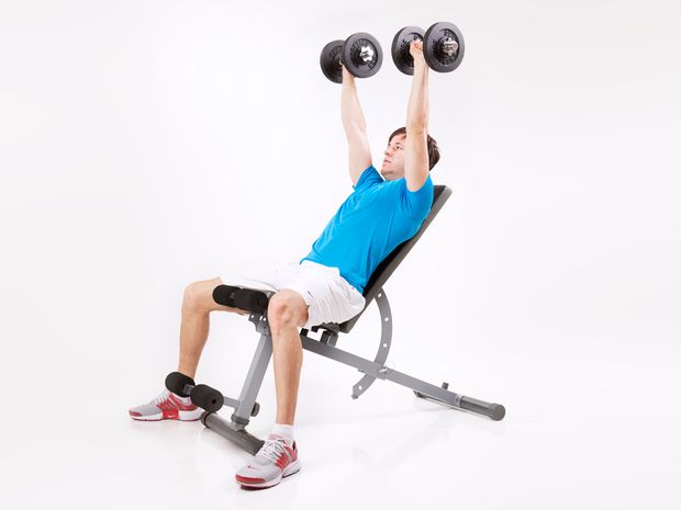 Bankdrücken, auf Schrägbank mit Kurzhanteln