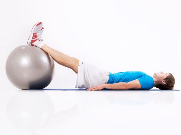Beckenlift auf dem Gymnastikball