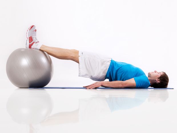 Beckenlift auf dem Gymnastikball