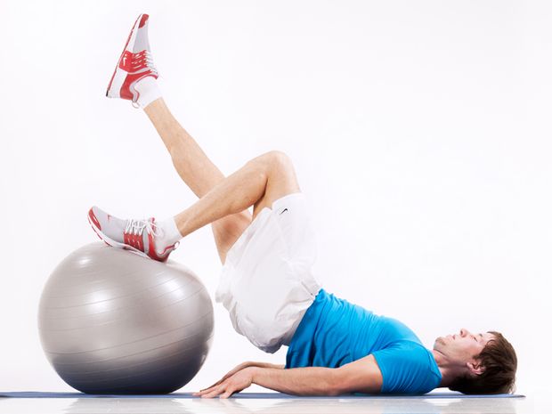 Beine anziehen mit Gymnastikball, einbeinig