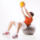 Crunches auf dem Gymnastikball